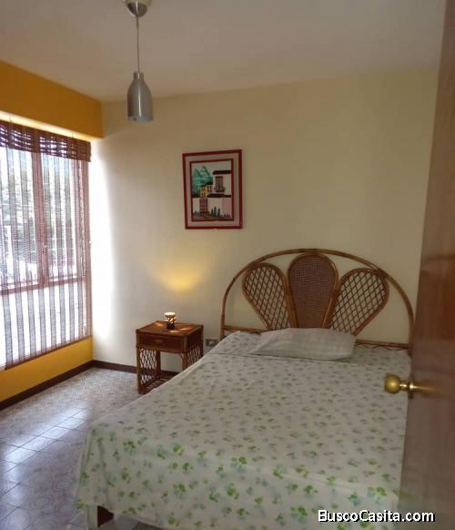 HABITACION PARA DAMA EN LA URBINA