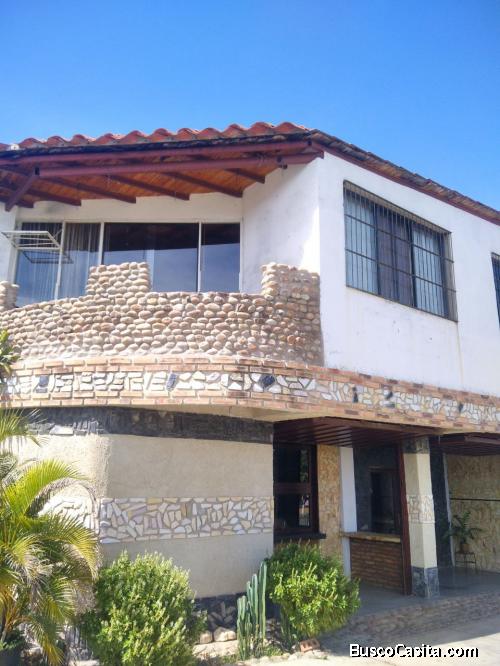 Casa Comercial  Y Residencial  Con  2 Niveles. Ubicada En Avenida Principal De Carora