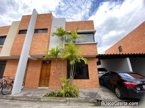 Eglée Suárez Vende TownHouse en Res. Villas Shirak, Callejón Mañongo 414-4815512