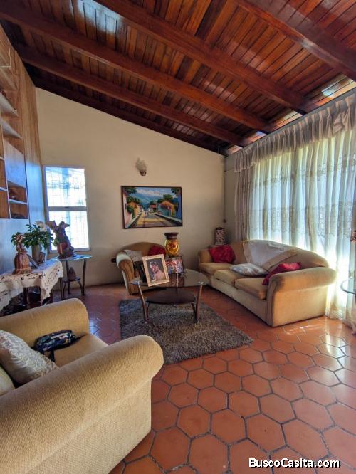 Espectacular Casa Quinta En La Urb. El Piñal