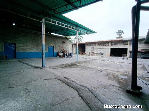 Galpón con Locales Comerciales y Casa en La INTERCOMUNAL Cabudare BARQUISIMETO