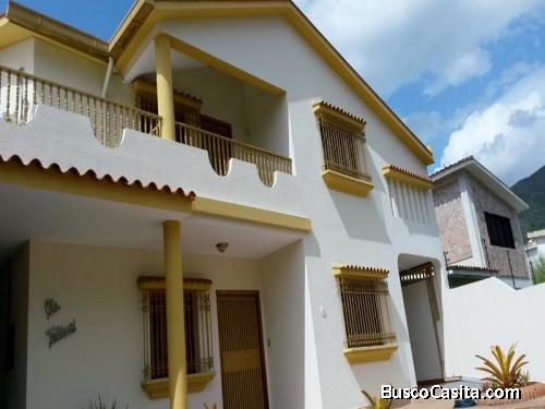 Eglée Suárez vende amplia casa de dos plantas en Urb. El Parral. 414-4815512