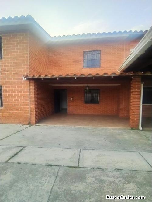 Eglée Suárez vende casa en Urbanización Altamira, La Entrada, Naguanagua 