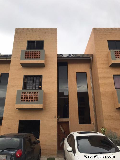 Eglée Suárez vende moderno town house en El Parral 