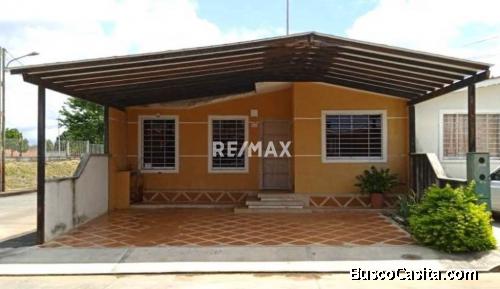 En venta hermosa Casa en Urbanización Bosques de Camoruco.