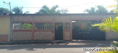 VENDO BONITA CASA CON ESTACIONAMIENTO EN BARINAS