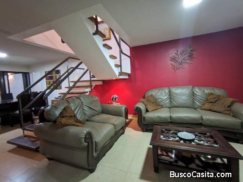 Acogedora casa de dos niveles. Al este de Barquisimeto sector La Rosaleda