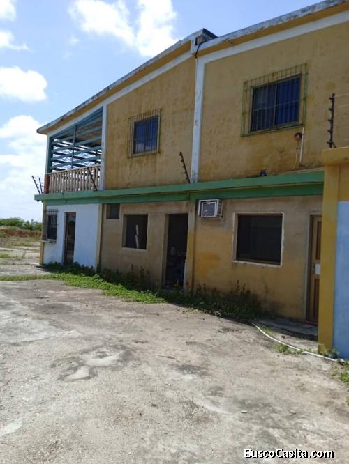 Amplia casa con locales y terreno En San Juan de los callos CHICHIRIVICHE