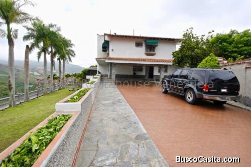 Hermosa  casa en venta en Colinas de Tamanaco