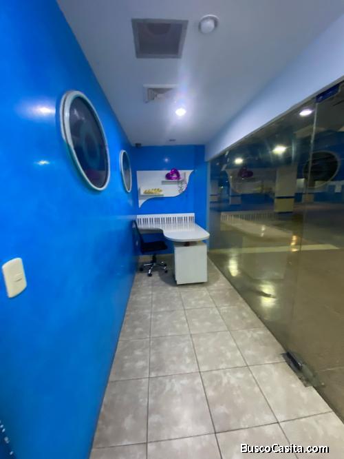 Local de 84 metros 4 oficinas , salón de conferencias , 2 baños , aire integral , sala de espera 