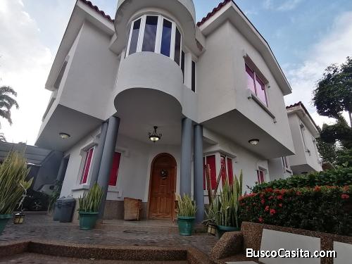 Eglée Suárez Vende Casa-Quinta de esquina en Urb. la Viña.