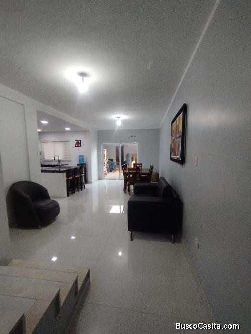 Townhouse remodelado y con excelentes acabados. Condominio Los Médanos.