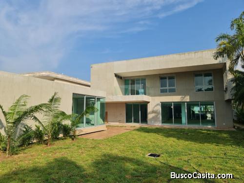Eglée Suárez Vende Casa Moderna en Construcción.