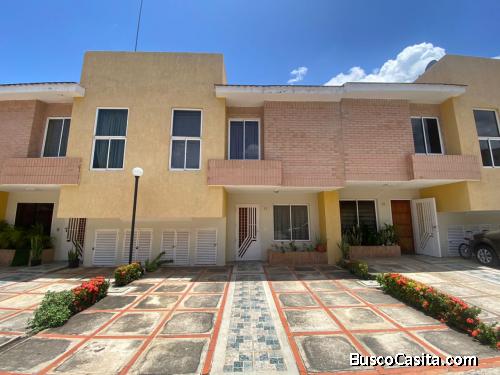 Eglée Suárez Vende Townhouse. Villa Venezia Manantial. 