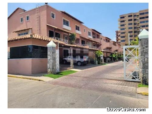 EN VENTA TOWN HOUSE EN EL C.R. VILLA PLAZA, LECHERIA