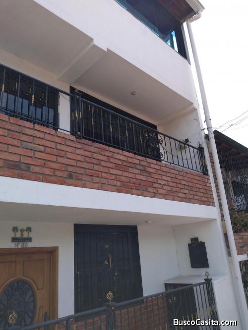 Se alquila hermosa casa de 3 niveles, Urbanizacion Villa Palermo