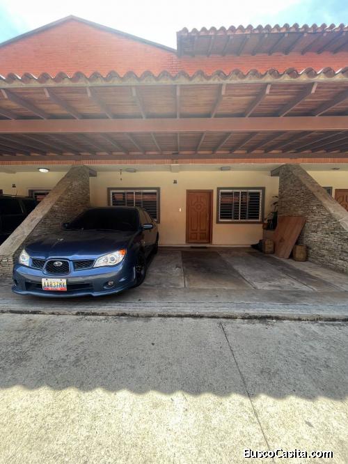 Eglée Suárez Vende Vende Town House en San Diego, Res. San Diego Plaza. 