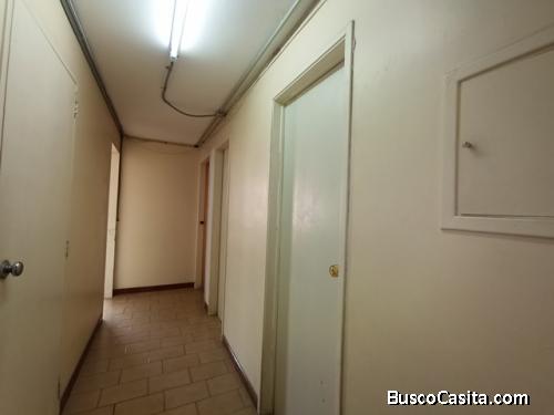 Se alquila CUBICULO oficina 20 mts2 con baño privado en Los Caobos - Plaza Venezuela