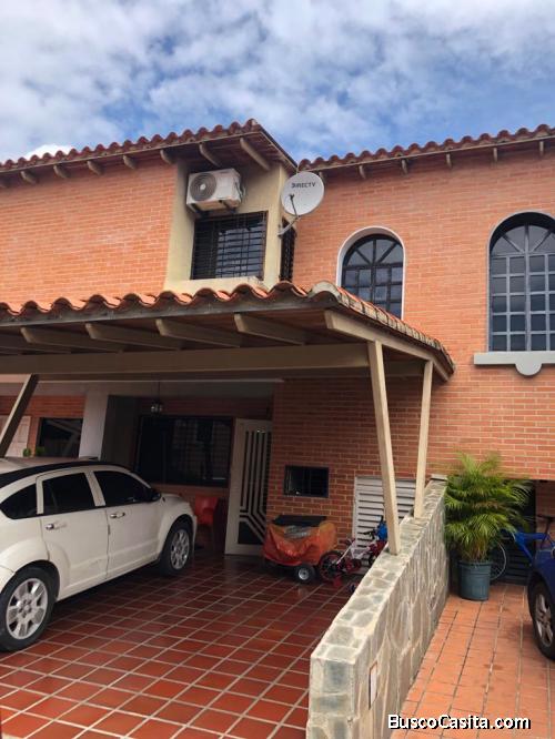 Eglée Suárez Vende Town House en Res. Los Faroles, San Diego. 