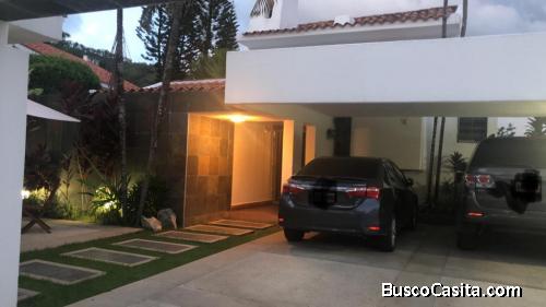 Eglée Suárez Vende Casa Quinta Moderna en La Viña. 