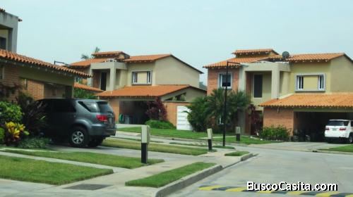 Eglée Suárez Vende Moderna Casa en Lomas del Country. 