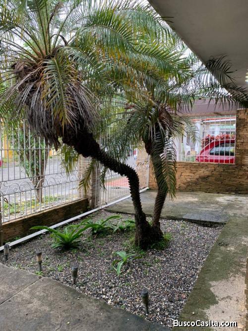 ACOGEDORA CASA UBICADA EN EL ESTE DE LA CIUDAD