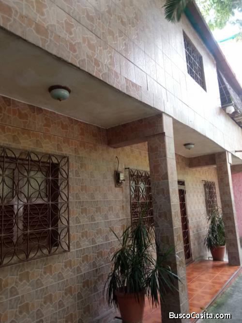 Casa de dos pisos en zona tranquila