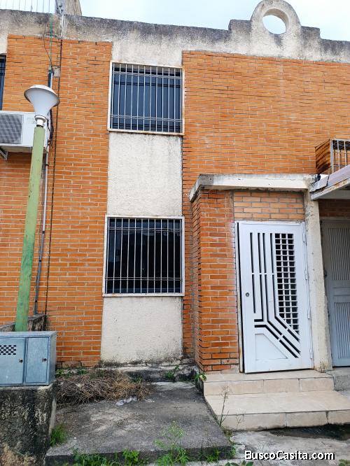 Se vende hermoso Town House en Urbanización Altamira Municipio San Joaquin 