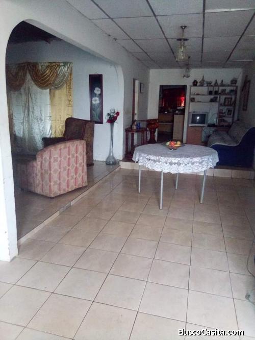 VENDO CÓMODA CASA EN ESQUINA EN EL SECTOR LAS VEGAS 
