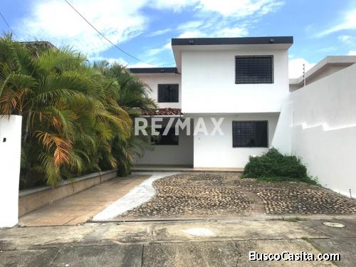 Hermosa casa en alquiler en Urb. Las Colinas