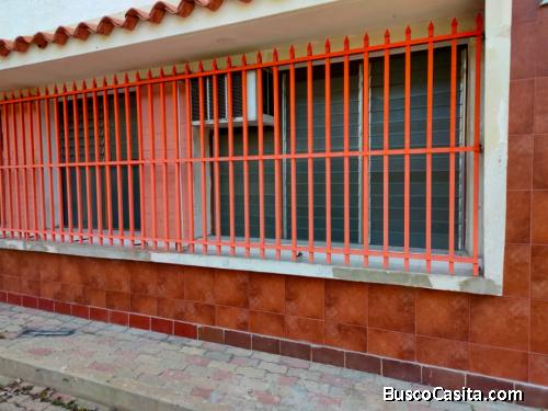 Oficina situada en el este de Caracas, Municipio Sucre.