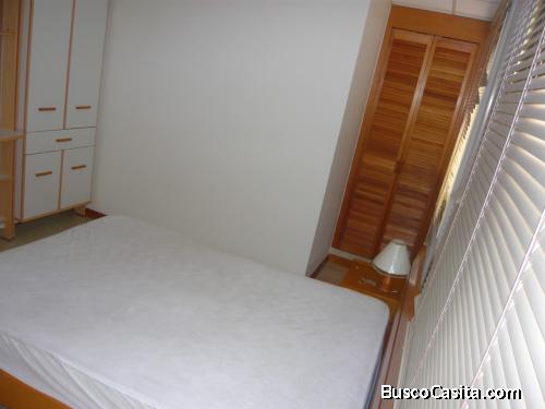 ALQUILO HAB EN URB LOS CHORROS - DAMA PROFESIONAL