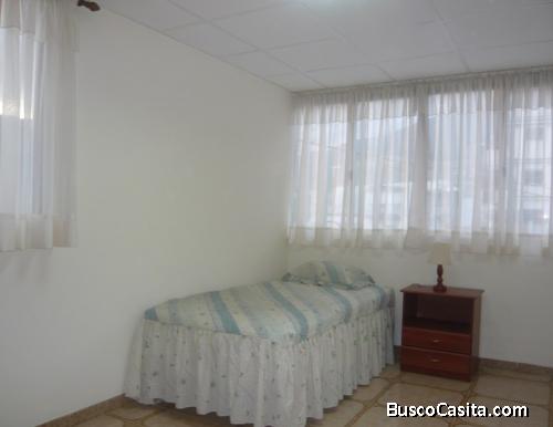 ALQUILO HAB EN URB LOS CHORROS - DAMA PROFESIONAL