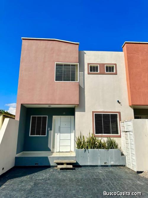 ESPECTACULAR Y MODERNO TOWNHOUSE EN URB PRIVADA CERCA DEL CENTRO COMERCIAL LA ESTANCIA