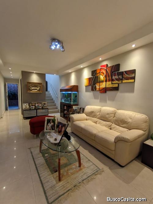 HERMOSO TOWNHOUSE UBICADO EN URB. VILLA PARIS