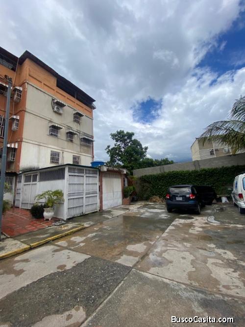 Apartamento en Guarenas, conjunto residencial Los Girasoles, 3 pisos 140m2 de construccion. Listo pa