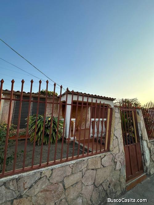 CASA EN URBANISMO CERRADO CON PORTON ELÉCTRICO EN URB VALLE HONDO