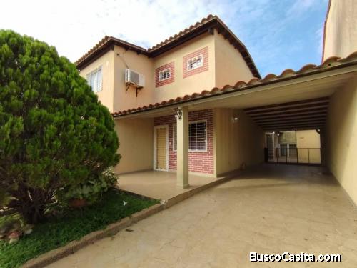 Townhouse en urb. La Estancia