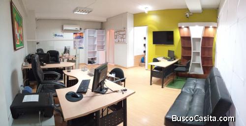 Oficina con todo el mobiliario