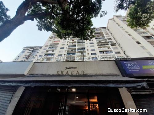 Comodo y centrico apartamento en Chacao. 22-02-24