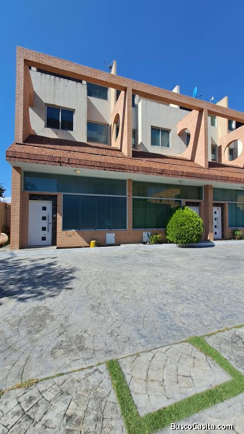 Townhouse de 3 niveles con terraza y en conjunto privado