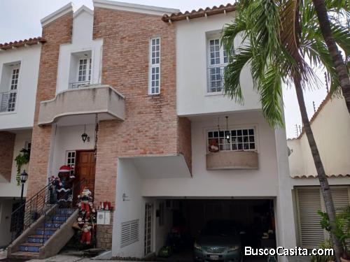 En Venta Hermoso Town House en Res. Bosque Trebol, Maracay, Edo Aragua.