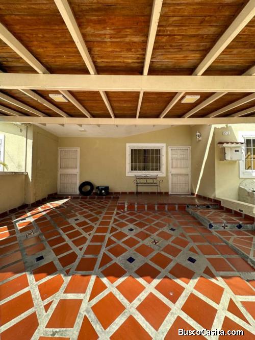 CASA DE DOS NIVELES, EN URBANIZACIÓN PRIVADA CERCA DE LA RIBEREÑA, LA MENDERA