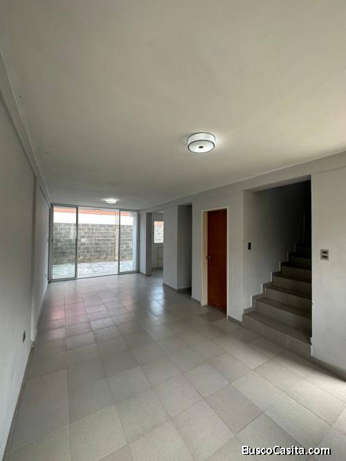 BELLO Y MODERNO TOWNHOUSE EN OBRA BLANCA EN URB PRIVADA CERCA DEL CENTRO COMERCIAL LA ESTANCIA