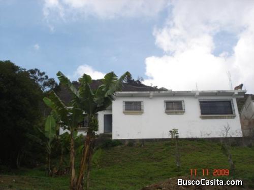 vendo casa en el junquito, comoda amplia , doble frente, zona tranquila, hermosa vista a ccs