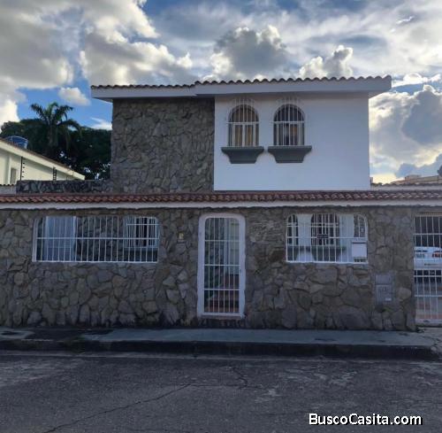 Casa Grande en una calle cerrada y con vigilancia