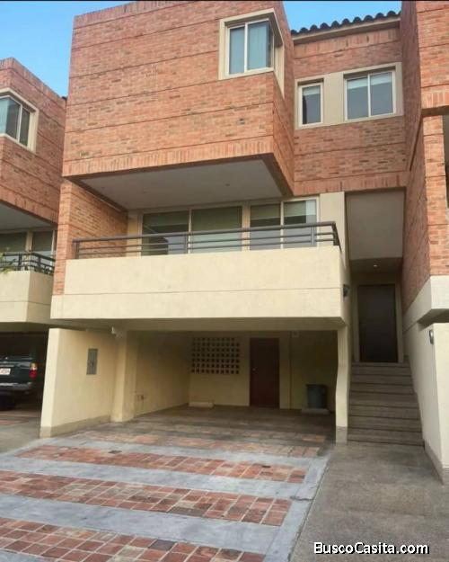 Townhouse en Altos de Guataparo en excelente estado