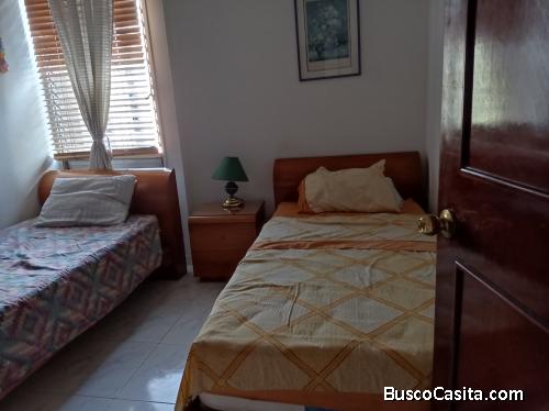 Alquilo comoda habitacion y amoblada en la Urbina a Dama que trabaje todo el dia 