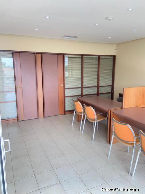 Oficina ubicada en Centro Comercial cerca de Supermercado