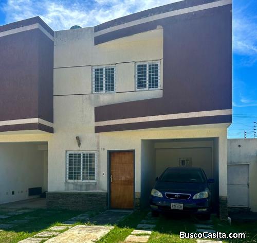 Bello Town House Amoblado en Manantial en venta